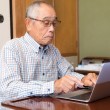 パソコンでお勉強するおじいちゃん